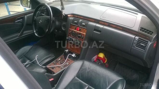 Mercedes E 270 2001, 276,000 km - 2.7 л - Bakı