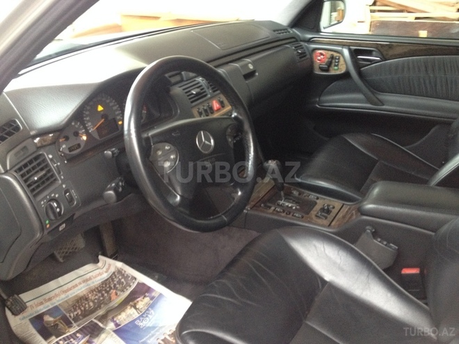 Mercedes E 240 2000, 225,777 km - 2.6 l - Gəncə