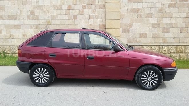 Opel Astra 1993, 215,000 km - 1.6 l - Bakı