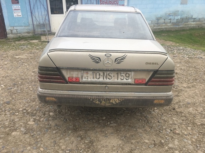 Mercedes E 250 1992, 350,000 km - 2.5 l - Salyan