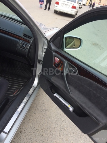 Mercedes E 240 2000, 87,000 km - 2.6 l - Bakı