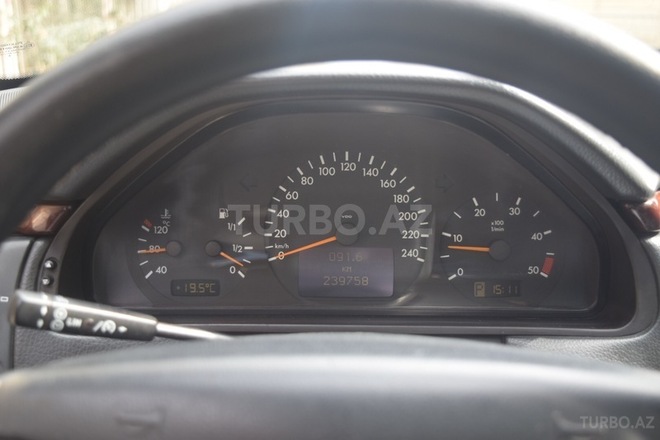 Mercedes E 220 1999, 239,000 km - 2.2 л - Bakı