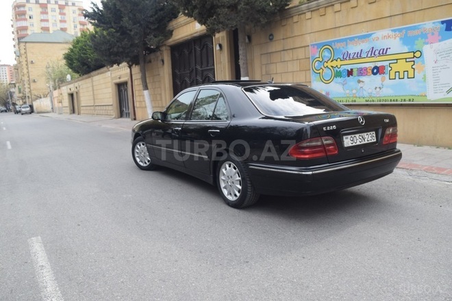 Mercedes E 220 1999, 239,000 km - 2.2 л - Bakı