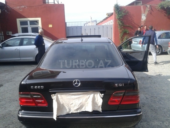 Mercedes E 220 2000, 213,000 km - 2.2 l - Bakı