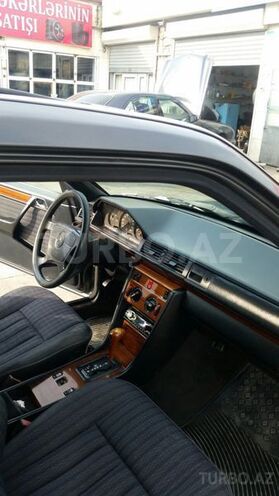 Mercedes E 220 1993, 285,000 km - 2.2 l - Sumqayıt