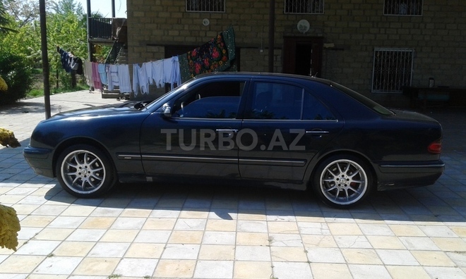 Mercedes E 240 2001, 182,500 km - 2.6 l - Bərdə