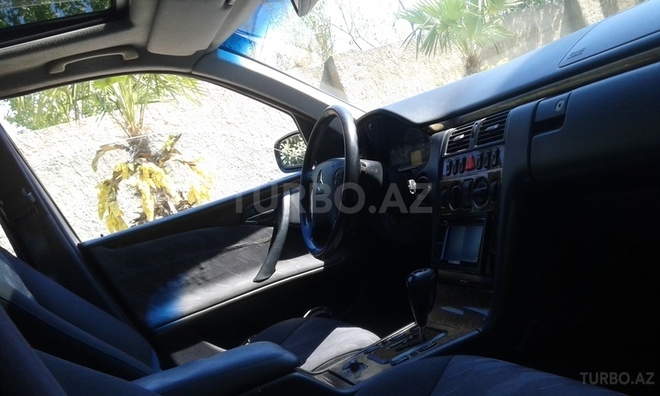 Mercedes E 240 2001, 182,500 km - 2.6 l - Bərdə