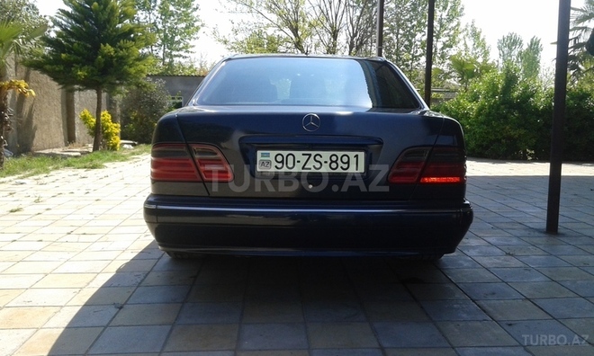Mercedes E 240 2001, 182,500 km - 2.6 l - Bərdə