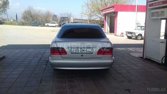 Mercedes E 240 2001, 174,300 km - 2.6 л - Gəncə