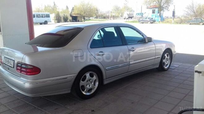 Mercedes E 240 2001, 174,300 km - 2.6 л - Gəncə