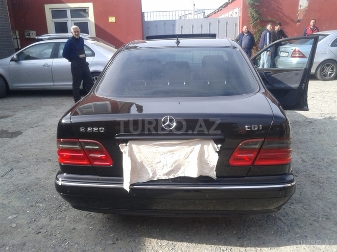 Mercedes E 220 2000, 213,465 km - 2.2 l - Bakı