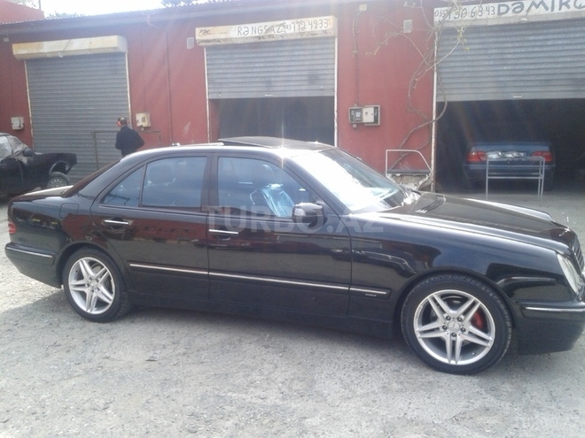 Mercedes E 220 2000, 213,465 km - 2.2 l - Bakı