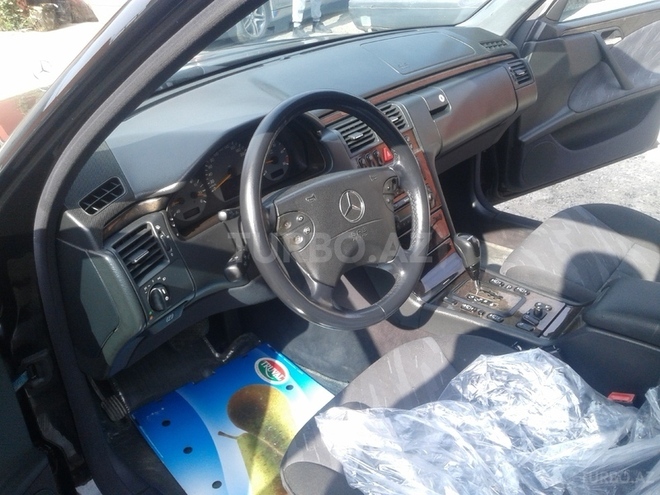 Mercedes E 220 2000, 213,465 km - 2.2 l - Bakı