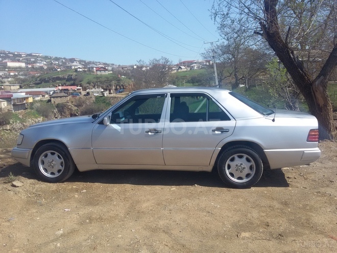 Mercedes E 200 1987, 650,000 km - 2.0 l - Lerik