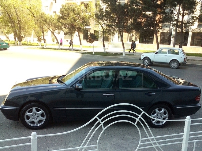 Mercedes E 220 2000, 299,000 km - 2.2 l - Sumqayıt