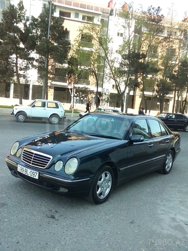 Mercedes E 220 2000, 299,000 km - 2.2 l - Sumqayıt