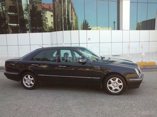 Mercedes E 220 2000, 299,000 km - 2.2 l - Sumqayıt