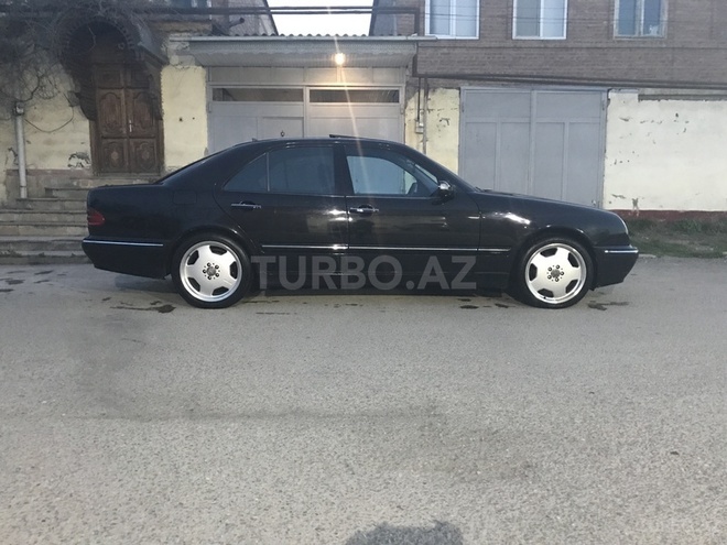 Mercedes E 280 2000, 203,646 km - 2.8 l - Quba