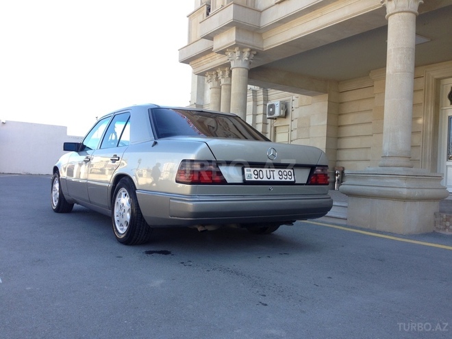 Mercedes E 220 1990, 300,000 km - 2.2 l - Bakı