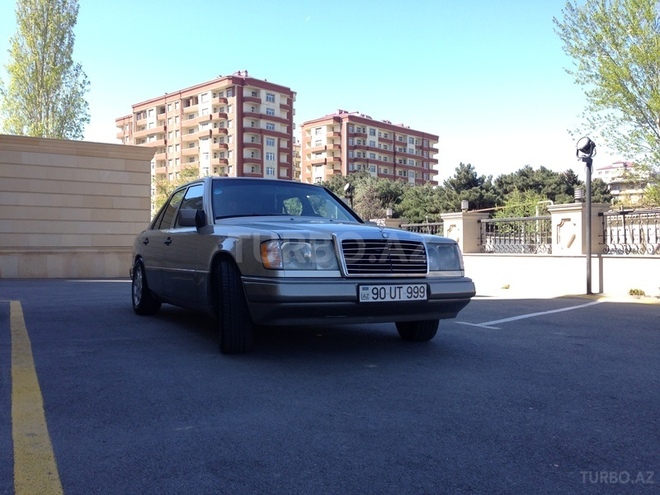 Mercedes E 220 1990, 300,000 km - 2.2 l - Bakı