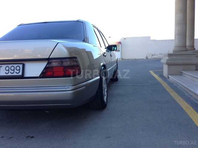 Mercedes E 220 1990, 300,000 km - 2.2 l - Bakı