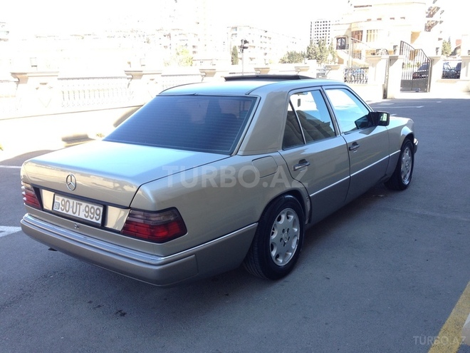 Mercedes E 220 1990, 300,000 km - 2.2 l - Bakı