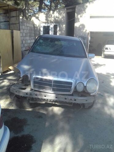 Mercedes E 220 1997, 237,000 km - 2.2 l - Bakı
