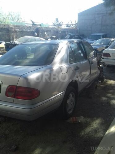 Mercedes E 220 1997, 237,000 km - 2.2 l - Bakı