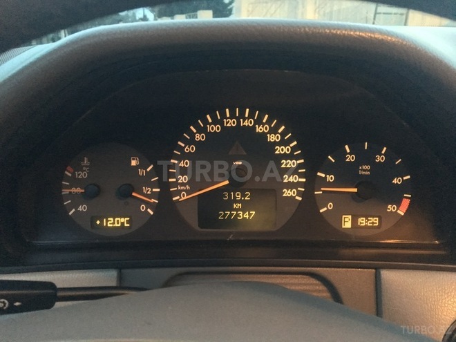 Mercedes E 270 2001, 279,000 km - 2.7 l - Bakı