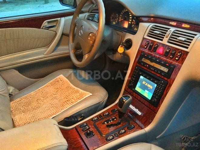 Mercedes E 270 2001, 279,000 km - 2.7 l - Bakı