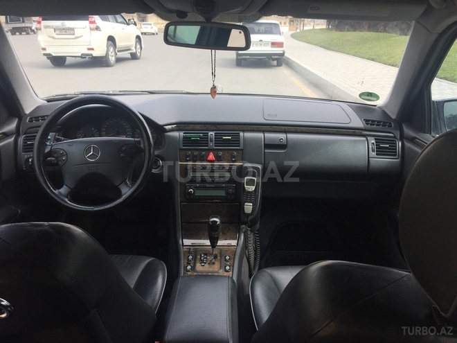 Mercedes E 240 2002, 268,000 km - 2.6 l - Bakı