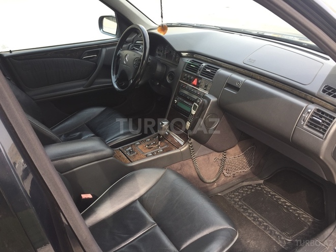Mercedes E 240 2002, 268,000 km - 2.6 l - Bakı