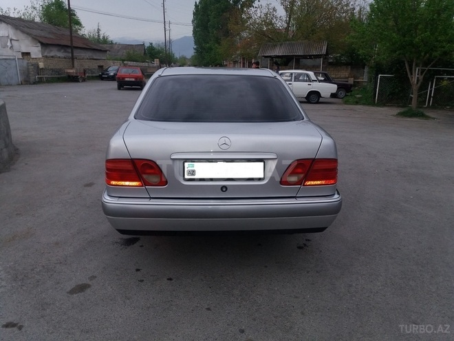 Mercedes E 240 1998, 406,000 km - 2.6 l - Zaqatala