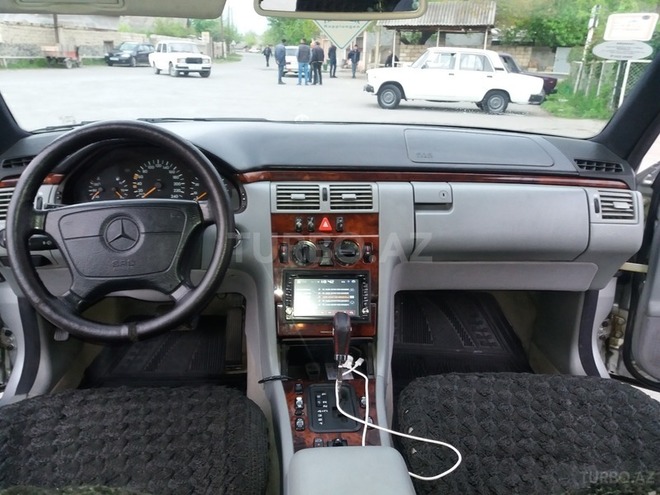 Mercedes E 240 1998, 406,000 km - 2.6 l - Zaqatala