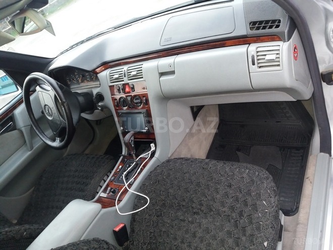 Mercedes E 240 1998, 406,000 km - 2.6 l - Zaqatala