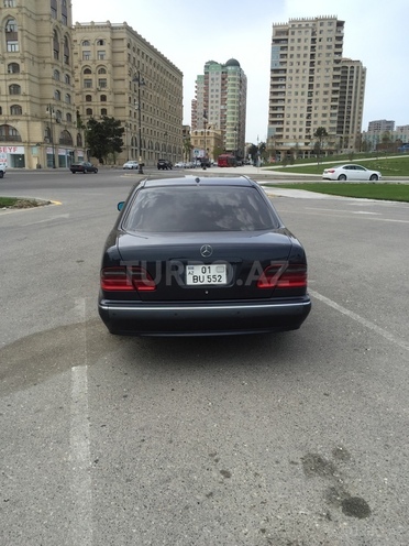 Mercedes E 220 2001, 350,000 km - 2.2 l - Bakı