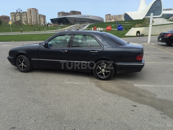 Mercedes E 220 2001, 350,000 km - 2.2 l - Bakı