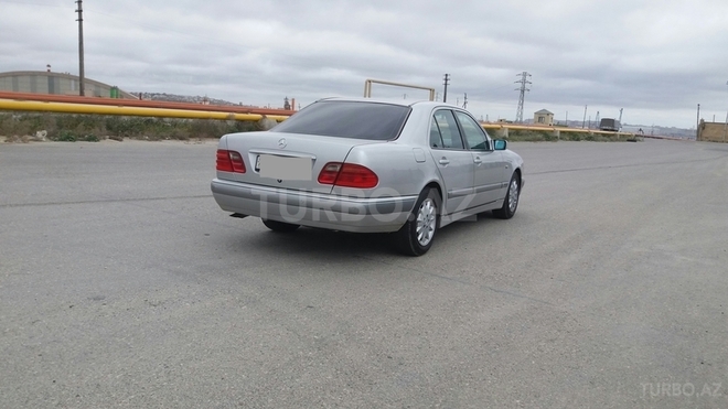 Mercedes E 240 1998, 298,000 km - 2.4 l - Bakı