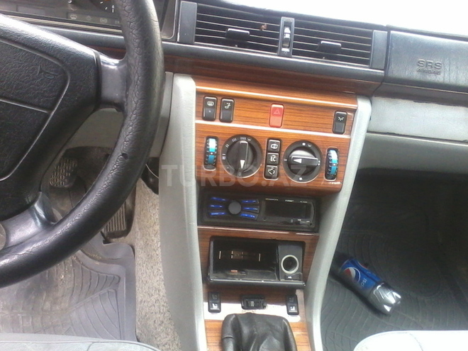 Mercedes E 220 1995, 356,000 km - 2.2 l - Sumqayıt