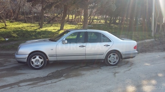 Mercedes E 230 1995, 302,000 km - 2.3 l - Bakı