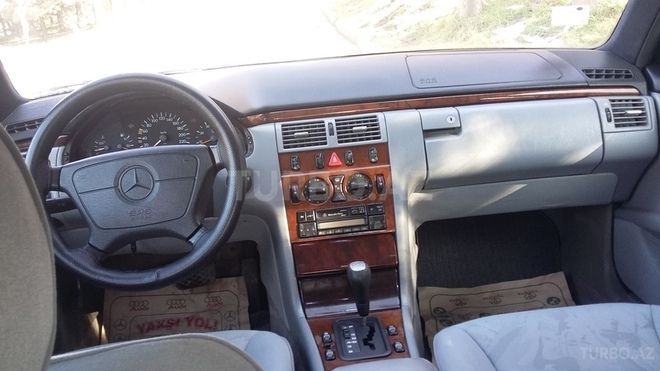 Mercedes E 230 1995, 302,000 km - 2.3 l - Bakı