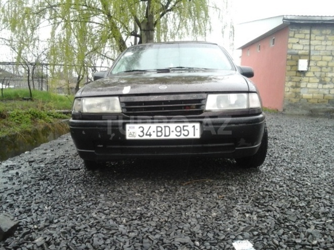 Opel Vectra 1992, 10,000 km - 1.6 l - Qax