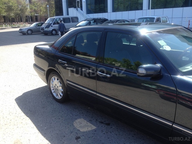 Mercedes E 220 2000, 258,700 km - 2.2 l - Sumqayıt