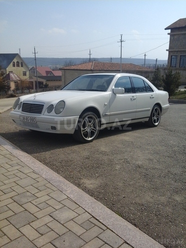 Mercedes E 240 1998, 353,000 km - 2.4 l - Qusar