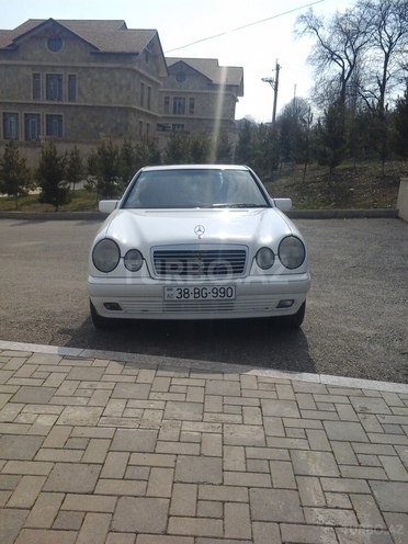 Mercedes E 240 1998, 353,000 km - 2.4 l - Qusar