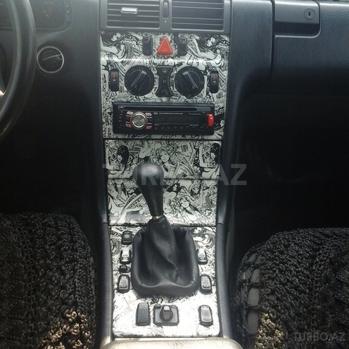 Mercedes E 240 1998, 353,000 km - 2.4 l - Qusar