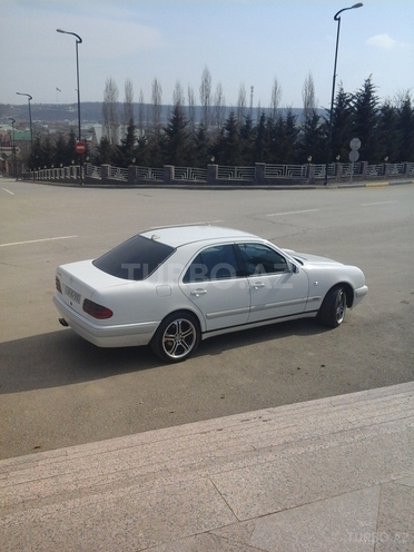 Mercedes E 240 1998, 353,000 km - 2.4 l - Qusar