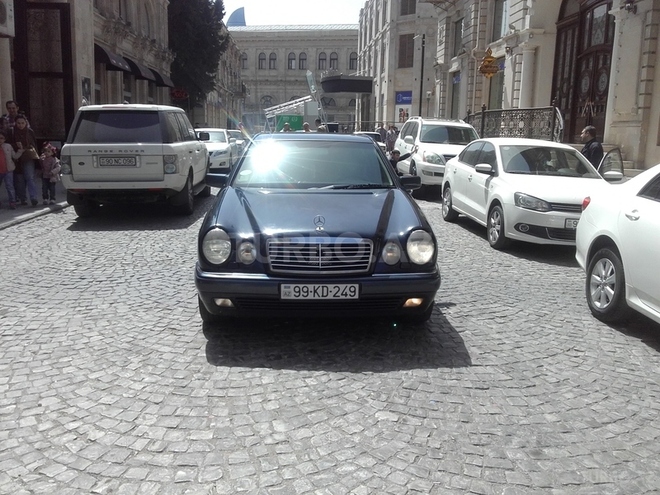 Mercedes E 200 1998, 183,500 km - 2.0 l - Bakı
