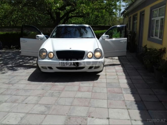 Mercedes E 220 2000, 255,000 km - 0.2 л - Qusar