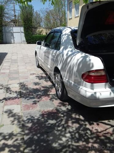 Mercedes E 220 2000, 255,000 km - 0.2 л - Qusar